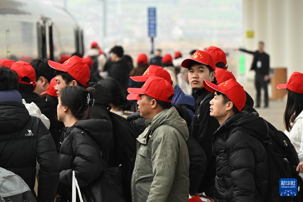 2月22日，來自黔東南州各區縣的外出務工人員及家屬在凱裡南站乘車出發。新華社發（邵健攝）