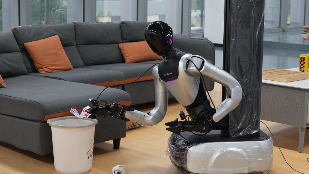 合肥零次方机器人有限公司研发的机器人在进行捡垃圾的任务。新华社发