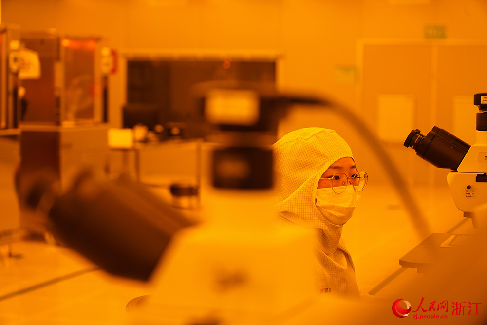浙江省寧波市寧海縣得力智能工廠內，工人在產線上趕制訂單。人民網 章勇濤攝