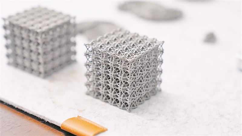 科研团队运用人工智能技术计算生成的多孔合金胞元。  受访单位供图