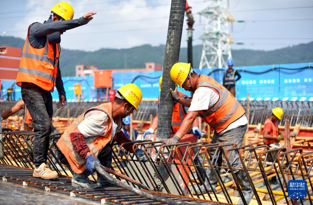   4月26日，施工人员在深圳机荷高速改扩建工程九围互通浇筑首块现浇梁。新华社记者 毛思倩 摄