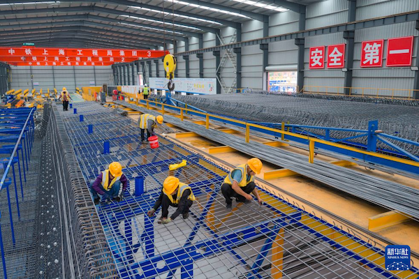 6月20日，工人在位于江苏省兴化市的中铁上海工程局盐宜铁路项目部钢筋加工场进行施工作业（无人机照片）。  新华社发（周社根 摄）