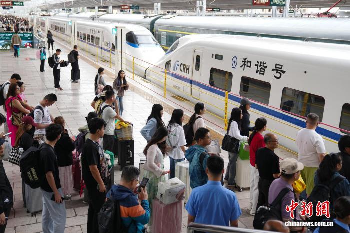 图为云南昆明，旅客在昆明站候车。中新社记者 刘冉阳 摄