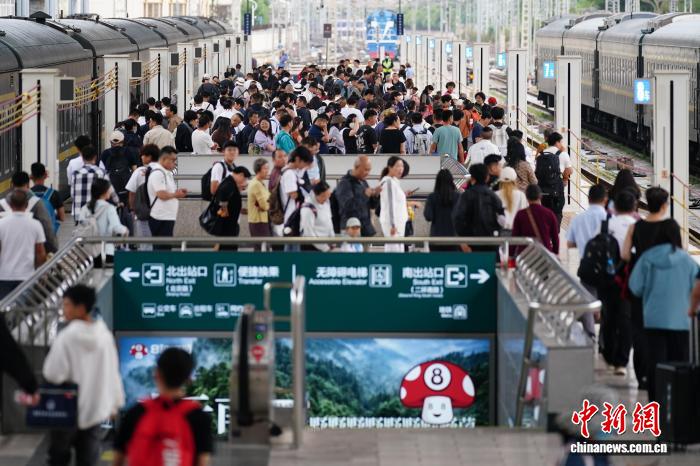 图为云南昆明，旅客在昆明站候车。中新社记者 刘冉阳 摄