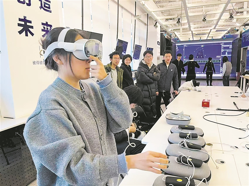 上图心理、脑与认知科学专业学生开展认知科学实验。 下图心理、脑与认知科学专业学生使用虚拟现实(VR)设备。 受访者供图