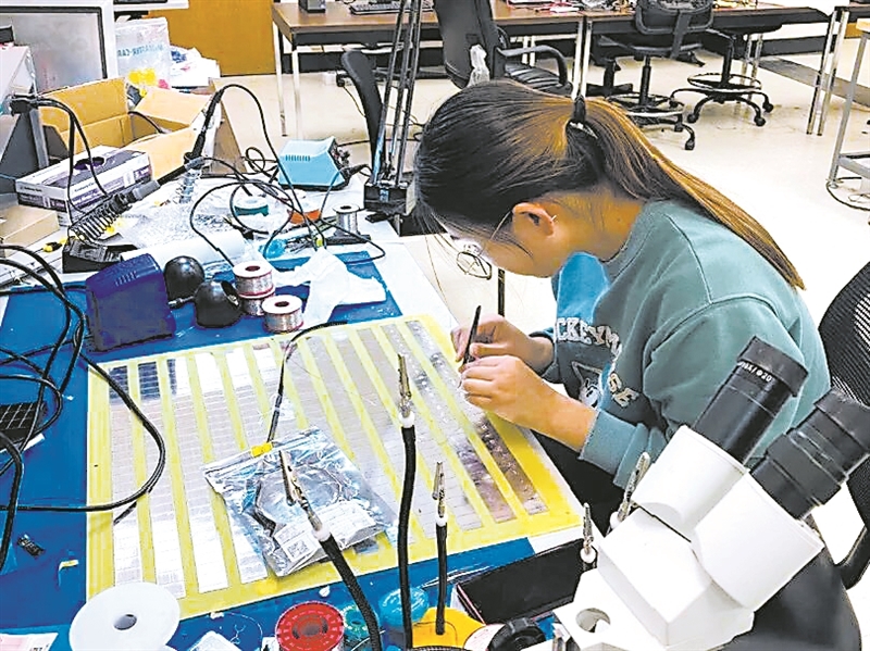 西北大学学生在物联网实验室做实验。受访单位供图