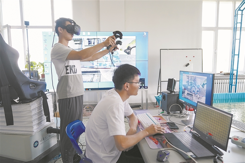 在哈尔滨工程大学，学生们通过海洋运动体虚拟现实系统观察实验现象。中新社记者 吕品摄 