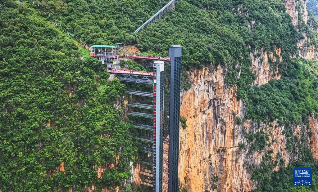 7月31日在云南省宣威市尼珠河大峡谷景区拍摄的“扶摇梯”（右）和“青云梯”两部悬崖电梯（无人机照片）。新华社发