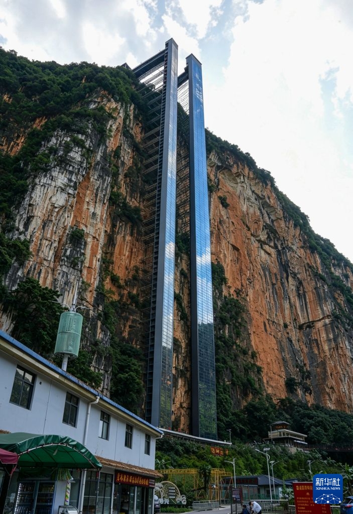 7月31日在云南省宣威市尼珠河大峡谷景区拍摄的“扶摇梯”（右）和“青云梯”两部悬崖电梯。新华社发