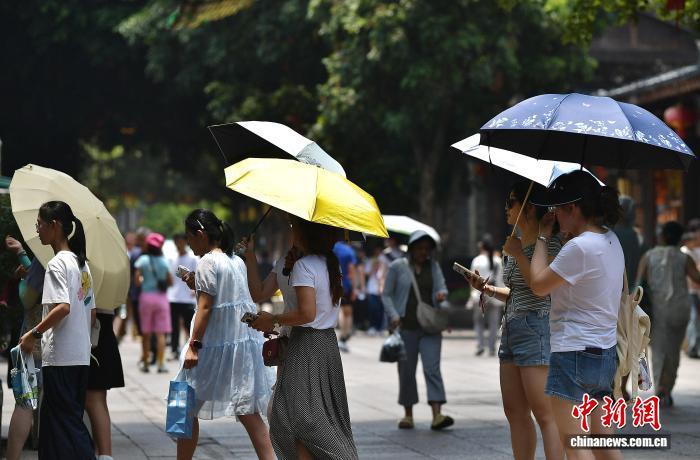 &nbsp;&nbsp;资料图：7月23日，福州街头出行的民众。中新社记者 张斌 摄