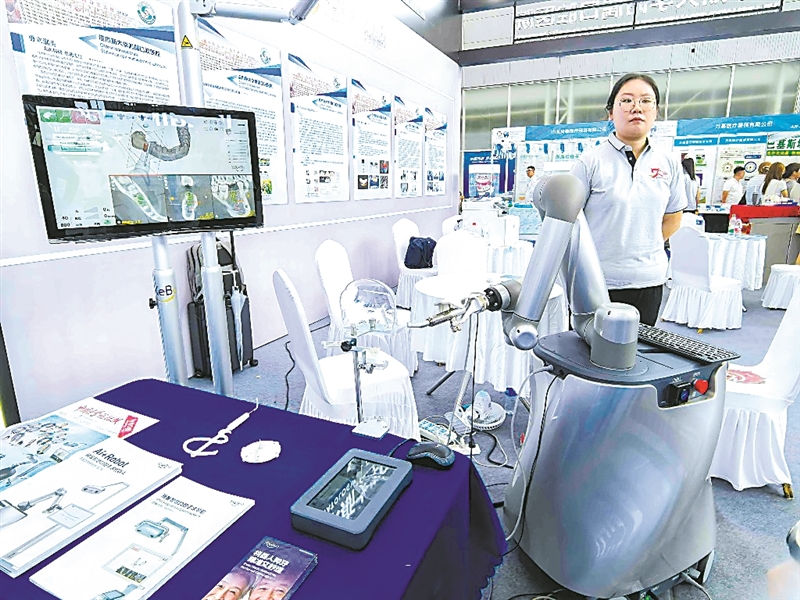 智慧口腔手术机器人。 本报记者 朱虹摄