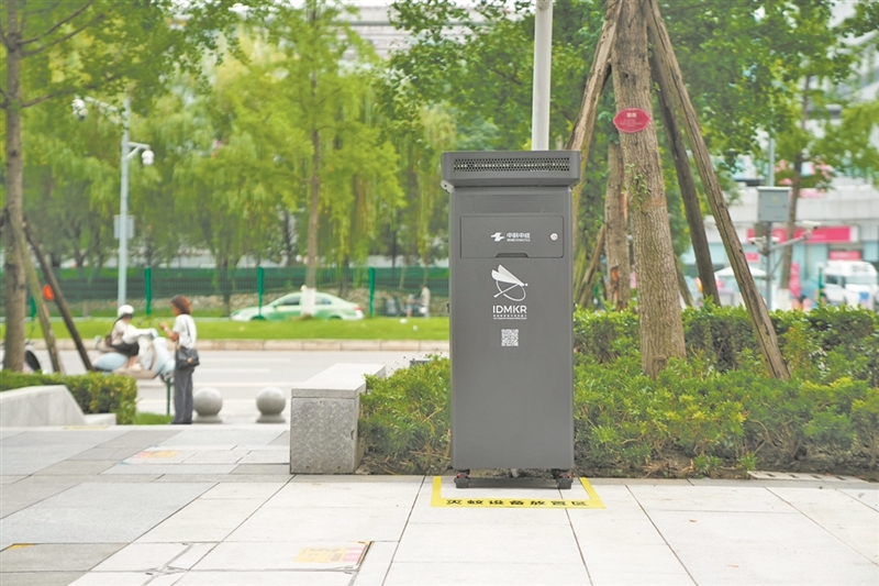  图为在四川省成都市青羊总部经济基地（南区）投用的“铁蜻蜓”智能灭蚊机器人。受访者供图