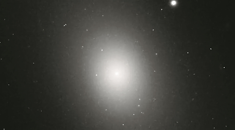 这张图像展示了已知最大星系IC1101。图片来源：NASA/ESA/哈勃太空望远镜