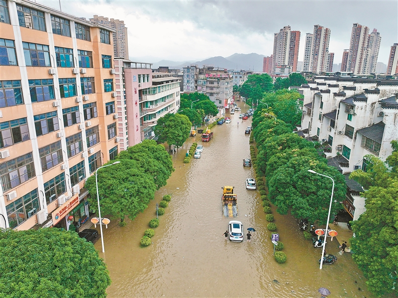 受台风“沙德尔”等因素影响，福建省福州市闽侯县多个乡镇遭遇短时强降雨，部分乡镇出现积涝。新华社记者 姜克红摄