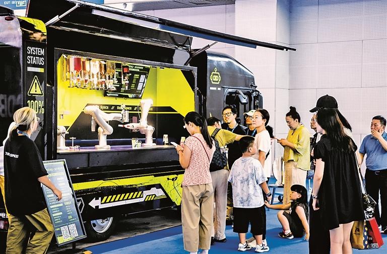 机器人咖啡师正在为观众调制咖啡。天津市文化和旅游局供图