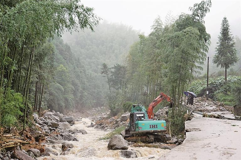 9月3日，在湖南炎陵县垄溪乡茶垅村，工程机械在清理碎石和道路淤泥。新华社发