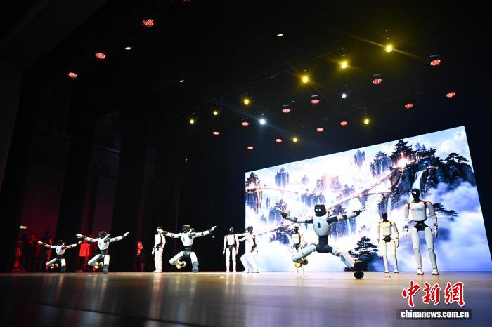 人形機器人在舞台上表演復雜動作。中新社記者 王剛 攝