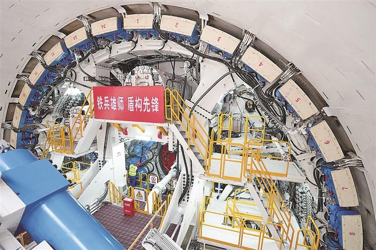 图为施工人员在施工现场检查盾构机掘进情况。 新华社记者 李博摄