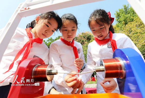 2023年9月17日，安徽省淮北市，市民在全国科普日宣传活动现场体验科普装置。