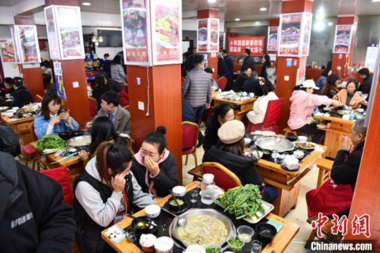 資料圖： 民眾冬至日吃羊肉湯。 張浪 攝