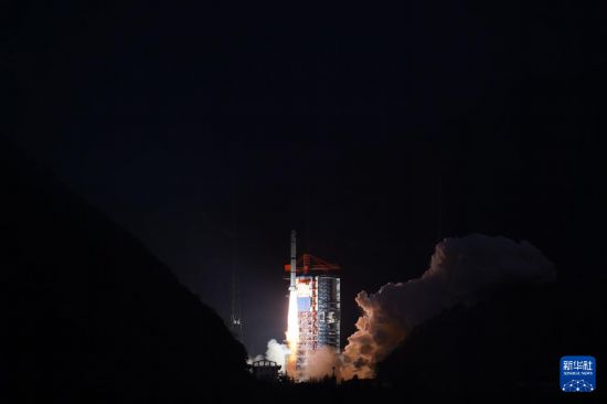 2月3日7時37分，我國在西昌衛星發射中心使用長征二號丙運載火箭，成功將吉利星座02組衛星發射升空，11顆衛星順利進入預定軌道，發射任務獲得圓滿成功。新華社發（肖鑫江 攝）