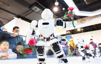 2月16日，游客在山東省棗庄市科技館觀看機器人跳舞表演。孫中喆攝（新華社發）