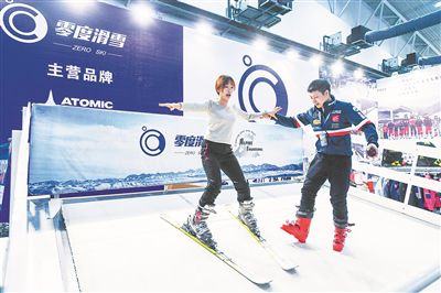 在第四屆吉林雪博會現場，參觀者體驗室內滑雪機。新華社記者 張楠攝