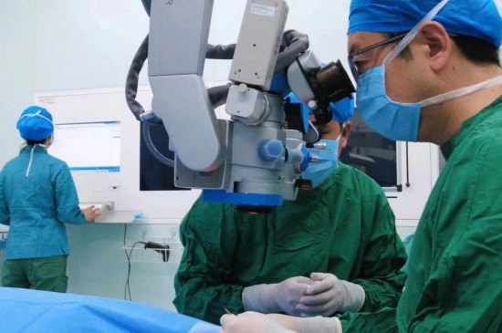 2024年2月19日，青海省人民医院眼科副主任医师祁恩在为青光眼患者手术。（受访者供图）