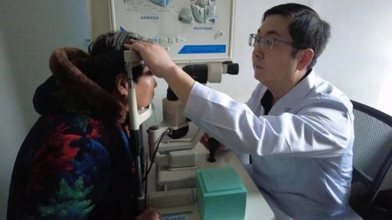 2024年2月20日，青海省人民医院眼科副主任医师祁恩在为患者诊疗。（受访者供图）