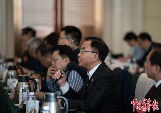 3月7日下午，北京，全国政协教育界别协商会议上，全国政协委员、香港港专学院校长陈卓禧发言分享香港在保护青少年心理健康方面的经验。中青报·中青网记者 李峥苨/摄