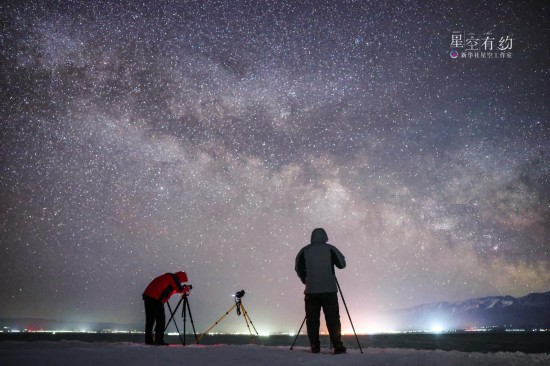 2023年4月25日，攝影愛好者們在新疆哈密巴裡坤湖拍攝星空，壯麗的銀河清晰可見。（王俊峰供圖）