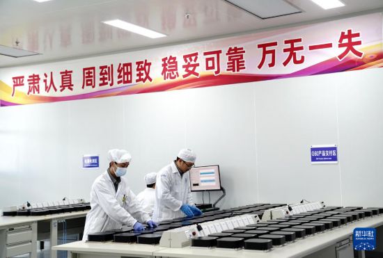  4月18日，在微小衛星創新研究院廠房的產品交付區，工作人員檢查批量化生產的衛星姿控組件。新華社記者張建鬆 攝