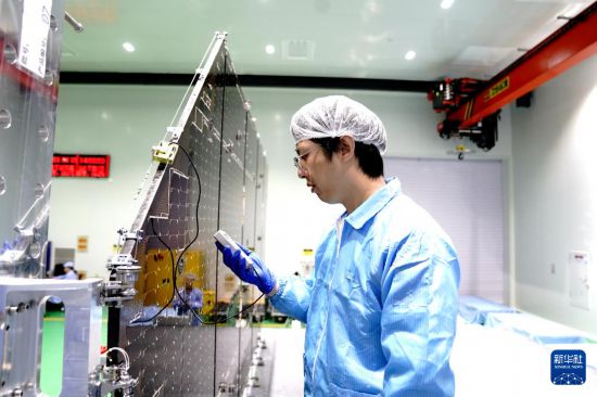  4月18日，在微小衛星創新研究院的廠房，工作人員檢測衛星太陽能帆板。新華社記者張建鬆 攝