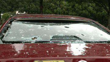 4月30日，廣西崇左一些車輛遭遇冰雹造成車身被砸出凹坑、玻璃被砸破。新華社發