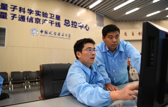 科研人員在量子通信“京滬干線”總控中心工作 劉軍喜 攝