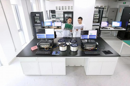 北京量子信息科學研究院研究人員正在實驗室中工作