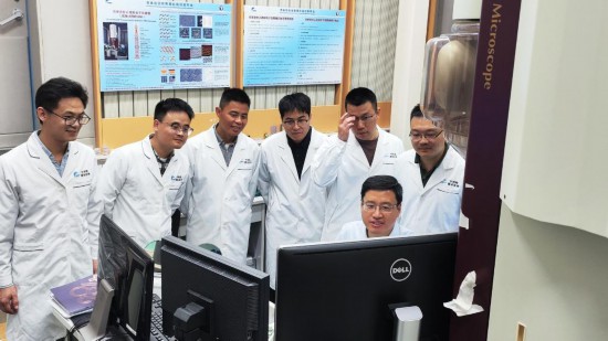 歐欣（前排右一）團隊在實驗室。新華社記者董雪 攝