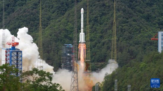 5月9日9時43分，我國在西昌衛星發射中心使用長征三號乙運載火箭，成功將智慧天網一號01星發射升空，衛星順利進入預定軌道，發射任務獲得圓滿成功。新華社發（魯浩 攝）