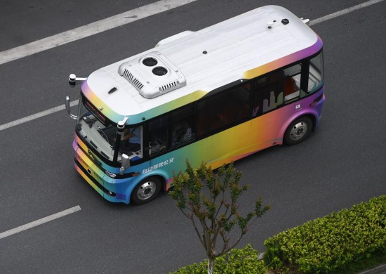 5月22日，自動駕駛接駁示范線巴士行駛在杭州市余杭區未來科技城的道路上。新華社記者 黃宗治 攝