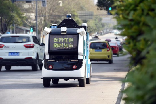 資料圖片：2022年3月15日，一輛無人配送車在合肥高新區進行公開道路測試。新華社記者 周牧 攝