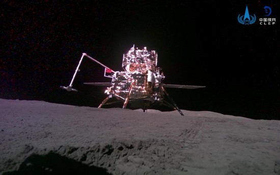 6月3日，嫦娥六號攜帶的“移動相機”自主移動后拍攝並回傳的著陸器和上升器合影。新華社發（國家航天局供圖）