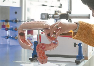 一种可以毫米分辨率定位肠道内智能药丸的可穿戴系统。图片来源：南加州大学可汗实验室