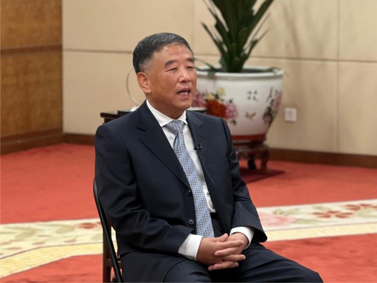 圖為胡浩接受新華社記者採訪。 新華社記者 溫競華 攝