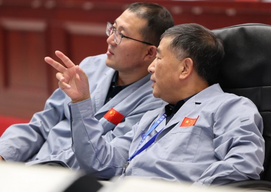 6月6日，在北京航天飛行控制中心，嫦娥六號任務總設計師胡浩（右）和探月與航天工程中心主任關鋒在交流交會對接進展情況。新華社記者 金立旺 攝