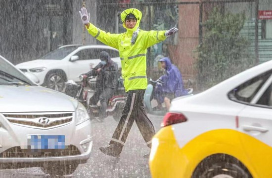 圖為一名交警在雨中指揮交通。（沈陽市公安局交通警察局供圖）