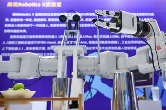 8月26日，深圳智能機器人靈巧手產業發展大會上機器人展示如何拿起攪拌棒攪拌飲料。新華社記者 梁旭 攝