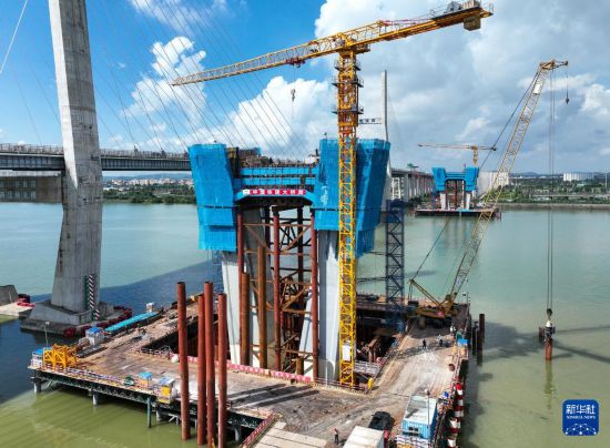  9月1日，深江鐵路跨磨刀門水道主橋東主墩下橫梁澆筑完成（無人機照片）。新華社記者 劉大偉 攝