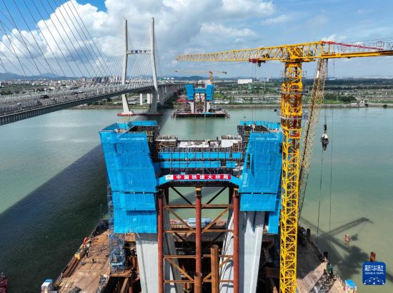 9月1日，深江鐵路跨磨刀門水道主橋東主墩下橫梁澆筑完成（無人機照片）。 新華社記者 劉大偉 攝