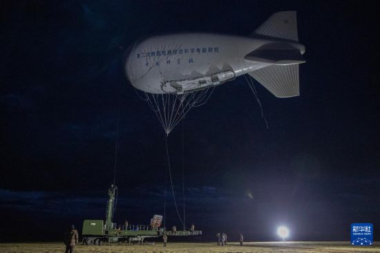 極目一號Ⅰ型浮空艇在西藏雙湖升空觀測（9月2日攝）。新華社記者 姜帆 攝