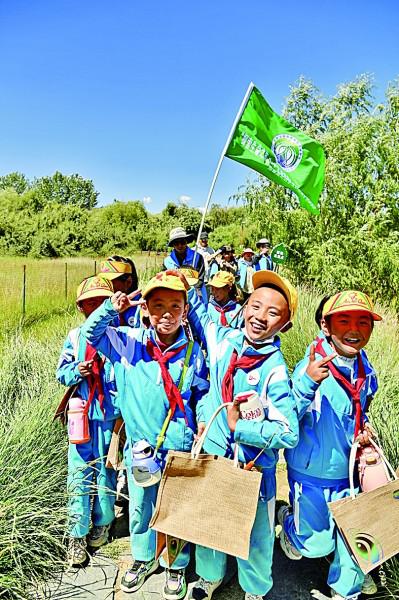 西藏拉薩市拉魯小學的學生在拉魯濕地國家級自然保護區開展生態科普活動。新華社發